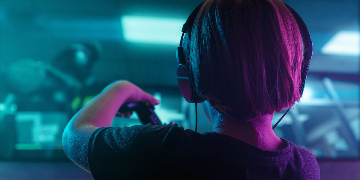 Junge spielt das Computerspiel Fortnite