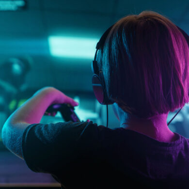 Junge spielt das Computerspiel Fortnite