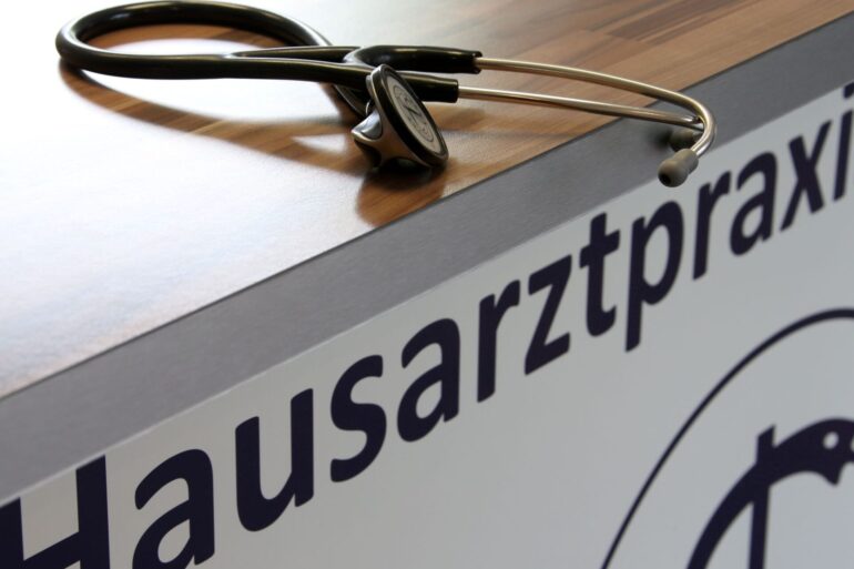 Für Hausärztinnen und Hausärzte sollen Obergrenzen bei der Vergütung (Budgets) aufgehoben werden - wie schon für Kinderärzte.