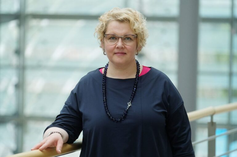 Maike Finnern berichtet, viele Lehrkräfte hätten Angst, sie könnten Ärger bekommen, wenn sie auf Demos gegen rechts gingen.