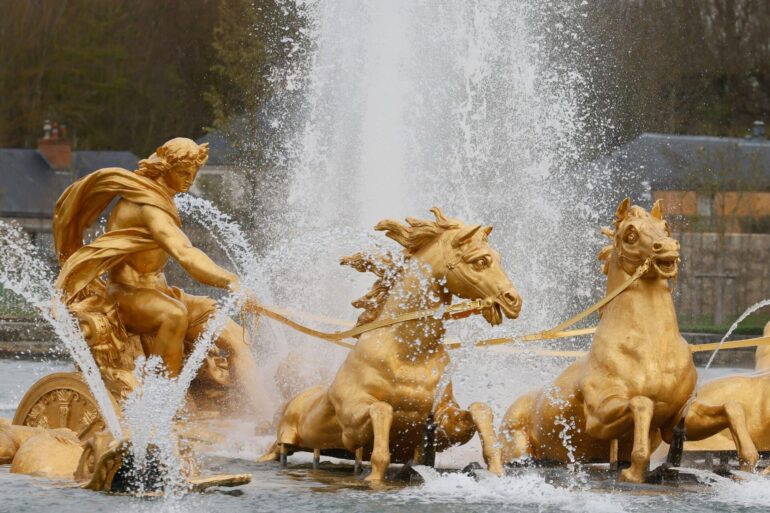Fontänenspektakel: Der Brunnen des Apollo-Wagens wird nach der Renovierung im Park des Schlosses von Versailles wieder mit Wasser versorgt.