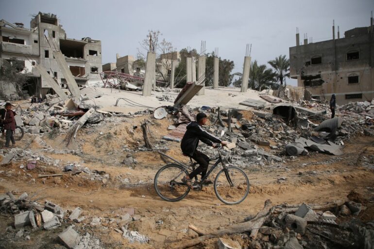 Die Ruinen eines Wohnhauses nach einem israelischen Luftangriff in Rafah: Trotz der Bedenken liefert Washington weiter Waffenhilfe in Milliardenhöhe an Israel.