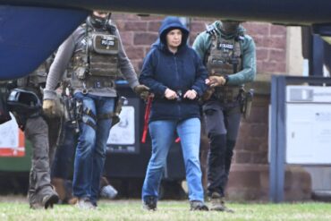 Die frühere RAF-Terroristin Daniela Klette zu einem Hubschrauber geführt. Auf der Suche nach Garweg und Staub stellen sich die Ermittler auf eine längere Fahndung ein.