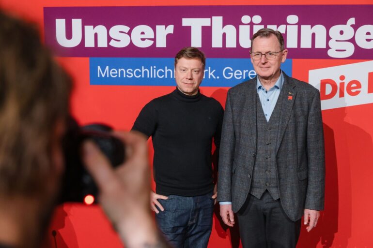 Bundes-Parteivorsitzender Martin Schirdewan (l) und Thüringens Ministerpräsident Bodo Ramelow am Rande des Landesparteitags der Linken Thüringen.