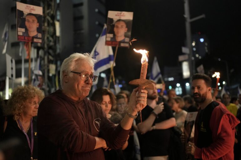 Menschen bei einer Kundgebung in Tel Aviv.