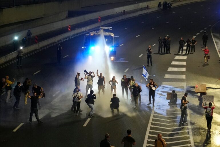 Wasserwerfereinsatz der Polizei gegen Demonstranten in Tel Aviv. Tausende Israelis protestieren gegen die Regierung des Premiers Benjamin Netanjahu.