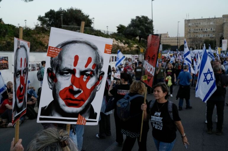 Menschen protestieren gegen die Regierung des israelischen Ministerpräsidenten Bejamin Netanjahu.