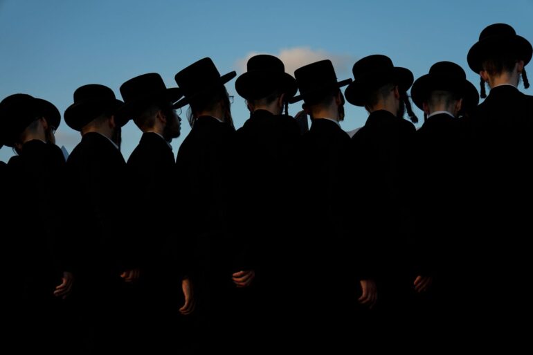 Ultraorthodoxe jüdische Männer beim Gebet auf einem Hügel bei Netanya.