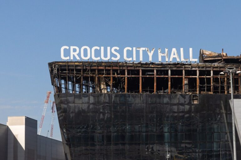 Blick auf die bei einem Terroranschlag  beschädigte Konzerthalle Crocus City Hall. Bei dem Anschlag vom vergangenen Freitag waren mehr als 140 Menschen getötet und hunderte verletzt worden, als Bewaffnete in der Konzerthalle Crocus City Hall um sich schossen.