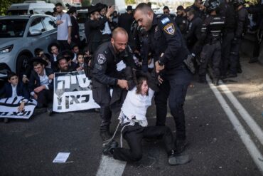 Seit Jahrzehnten waren ultraorthodoxe Männer vom Militärdienst in Israel befreit. Weil diese Ausnahmeregel nun ausgelaufen ist, blockierten Betroffene aus Protest Straßen in der Stadt Bnei Berak.