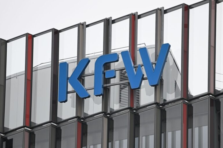 Die staatliche Förderbank KfW bietet den Studienkredit seit 2006 an.