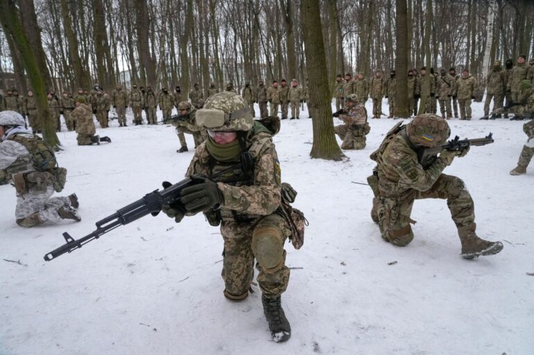 Soldaten der ukrainischen Territorialen Verteidigungskräfte und freiwillige Militäreinheiten der Streitkräfte nehmen an einer Militärübung in einem Stadtpark in Kiew teil.