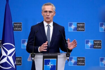 Jens Stoltenberg will die Unterstützung der Ukraine weniger abhängig von politischen Entwicklungen in einzelnen Bündnisstaaten machen.
