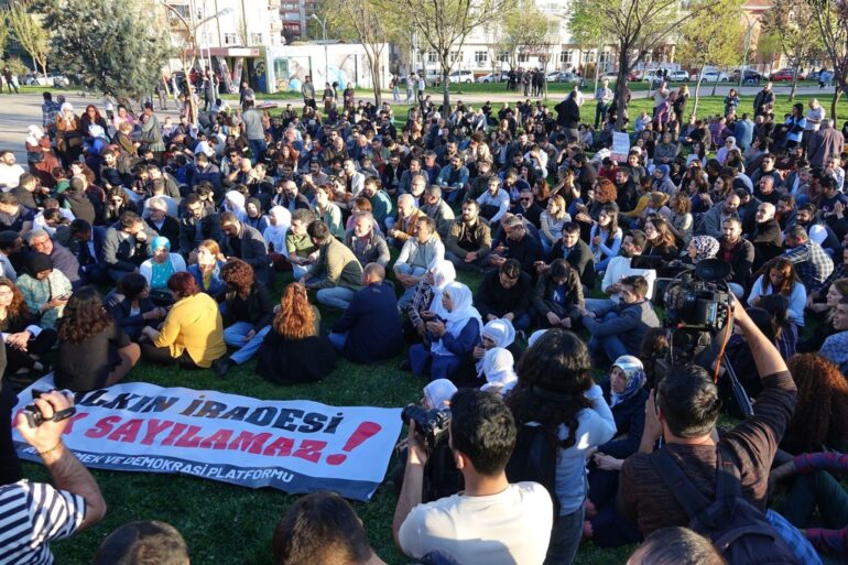Sitzstreik und Protest in Diyarbakir: «Der Wille des Volkes kann nicht ignoriert werden».