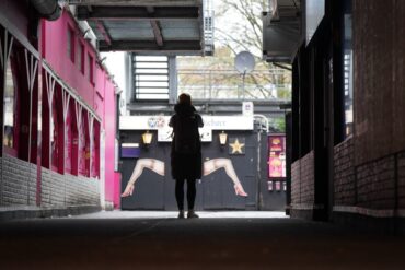 «Zur Ritze» ist eine Institution auf der Reeperbahn im Hamburger Stadtteil St. Pauli - und die Eingangstür ein beliebtes Fotomotiv.