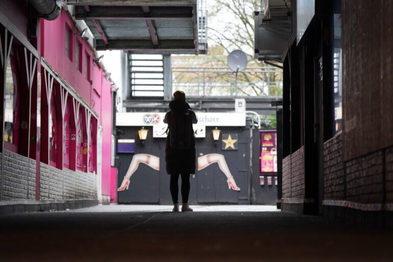 «Zur Ritze» ist eine Institution auf der Reeperbahn im Hamburger Stadtteil St. Pauli - und die Eingangstür ein beliebtes Fotomotiv.