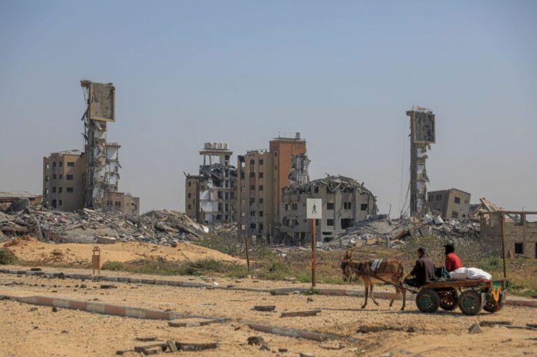 Ruinen von Gebäuden, die bei israelischen Angriffen im zentralen Gazastreifen zerstört wurden.