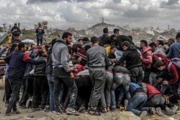 Menschen drängen sich um Pakete mit humanitärer Hilfe, die über dem nördlichen Gazastreifen abgeworfen wurden. Israel hat «sofortige Schritte» zur Erhöhung humanitärer Hilfe für die Zivilbevölkerung beschlossen.