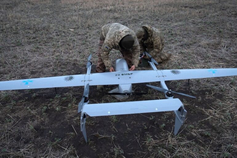 Zwei ukrainische Soldaten der 22. mechanisierten Brigade bereitet den Start einer Mittelstrecken-Drohne vor (Archivbild).