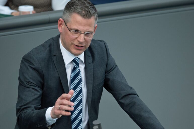 Christoph de Vries (CDU) über aktuelle Anschuldigungen gegen AfD-Politiker: «Jeder, der so etwas tut, ist übrigens kein Patriot, sondern ein Landesverräter.»