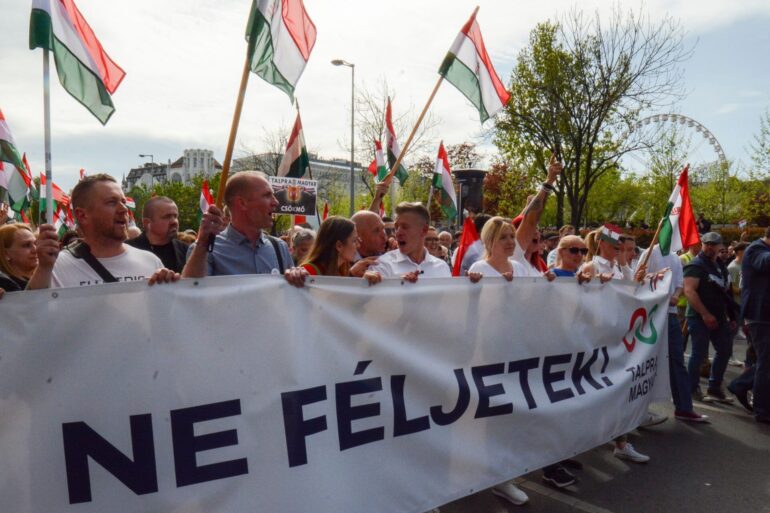 Der ehemalige Insider der ungarischen Regierungspartei Fidesz, Peter Magyar (M.), führt in Budapest eine Demonstration gegen den ungarischen Ministerpräsident Viktor Orban an.