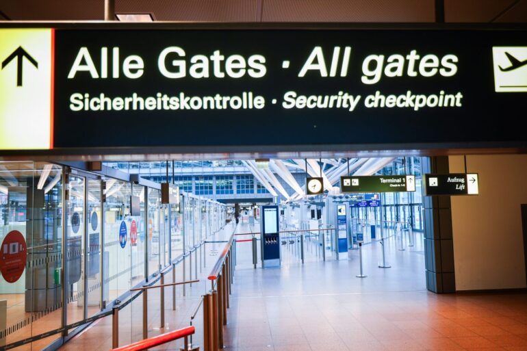 Eingang zur menschenleeren Sicherheitskontrolle im Flughafen Hamburg.