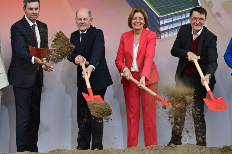 Eli-Lilly-Vorstandschef Dave Ricks (l-r), Bundeskanzler Olaf Scholz, die rheinland-pfälzische Ministerpräsidentin Malu Dreyer und Bundesgesundheitsminister Karl Lauterbach beim symbolischen Spatenstich in Alzey.
