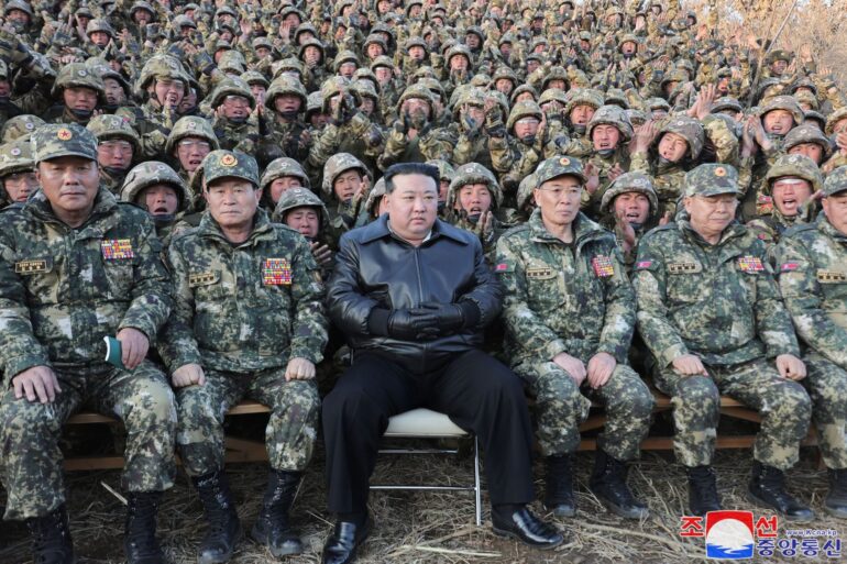 China ist ein wichtiger Verbündeter der selbst ernannten Atommacht unter Machthaber Kim Jong Un (M.).