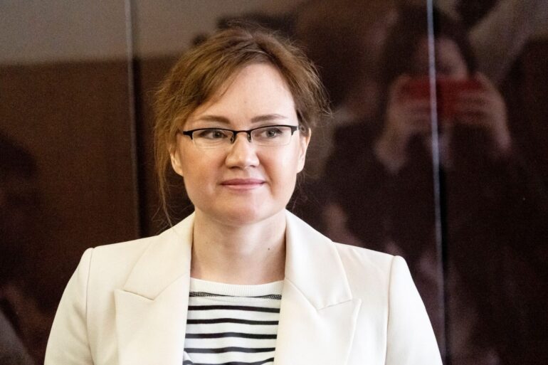 Lilia Tschanyschewa steht während einer Anhörung im Juni 2023 in einem Gerichtssaal des Kirowski Bezirksgerichts.