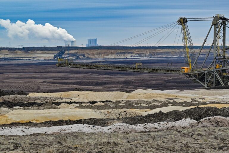 Abraumhalden und ein Absetzer sind im Braunkohletagebau Welzow-Süd der Lausitz Energie Bergbau AG (LEAG) zu sehen. Der Methan-Ausstoß ist in Deutschland deutlich höher als angenommen.