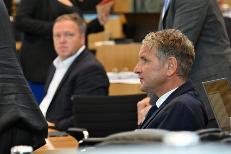 Mario Voigt (l) und Björn Höcke wollen im TV-Duell gegeneinander antreten.