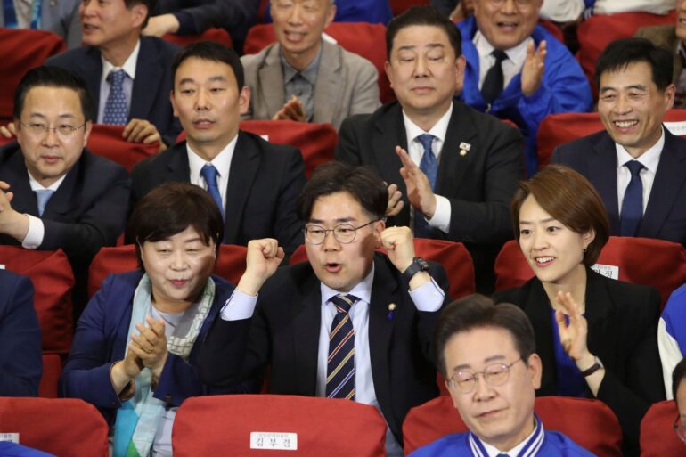 Oppositionsführer Lee Jae Myung und weitere Mitglieder der Demokratischen Partei (DP) reagieren auf die Bekanntgabe von Wählerbefragungen nach der Parlamentswahl.
