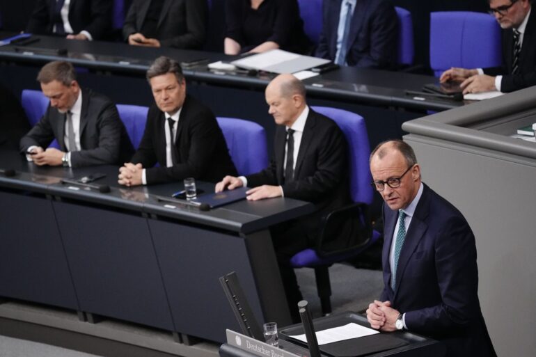 Merz (v.r.n.l.), Scholz, Habeck und Lindner verlieren laut einer Untersuchung Vertrauen in der gesellschaftlichen Mitte.