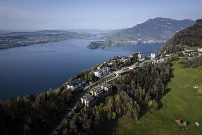 Der Berg Bürgenstock mit dem Bürgenstock Resort über dem Vierwaldstättersee.