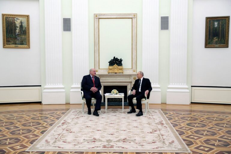 Wladimir Putin (r) und Alexander Lukaschenko im Kreml.