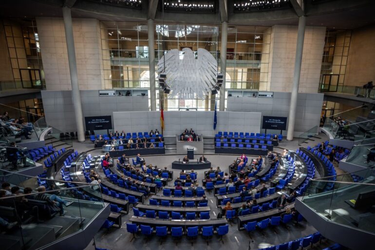 Der Bundestag hat mit der überwiegenden Zahl der Stimmen der Ampel-Fraktionen SPD, Grüne und FDP für die Einführung einer Bezahlkarte für Flüchtlinge votiert. Auch die AfD und das BSW stimmten dafür.