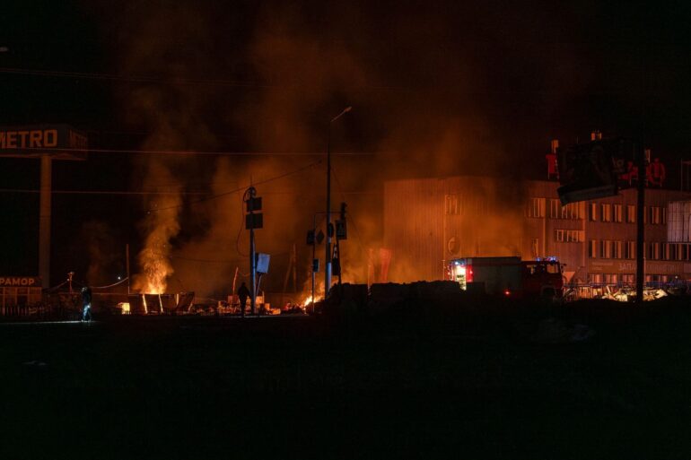 Rettungskräfte löschen ein Feuer in Charkiw nach einem russischen Drohnenangriff.