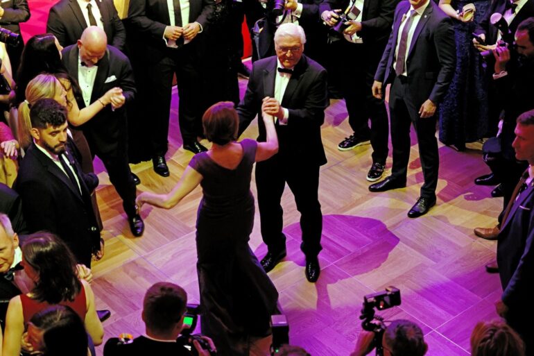 In Berlin wird der 71. Bundespresseball mit zahlreichen Prominenten gefeiert: Bundespräsident Frank-Walter Steinmeier tanzt mit seiner Frau Elke Büdenbender den Eröffnungswalzer.