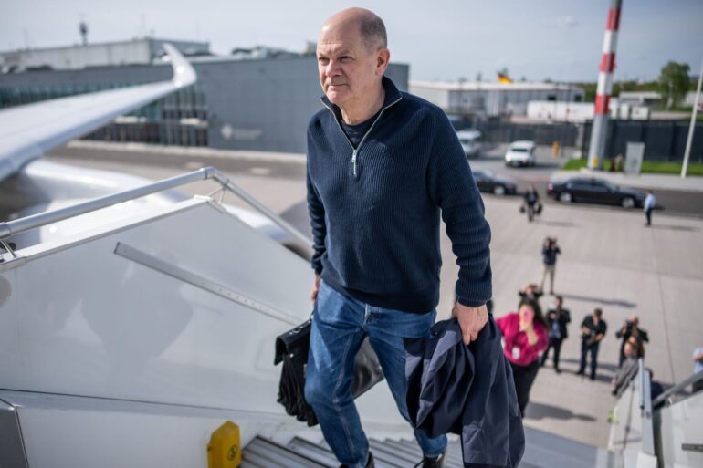 Olaf Scholz auf dem Flughafen Berlin Brandenburg. Es ist die zweite China-Reise des Kanzlers seit seinem Amtsantritt.