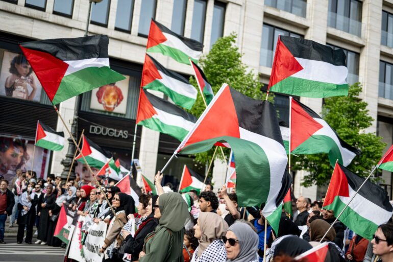 Demonstration nach der Auflösung der «Palästina Konferenz» in Berlin-Mitte. Die Berliner Polizei hat den umstrittenen Kongress, der eigentlich bis Sonntag dauern sollte, am Freitag aufgelöst.