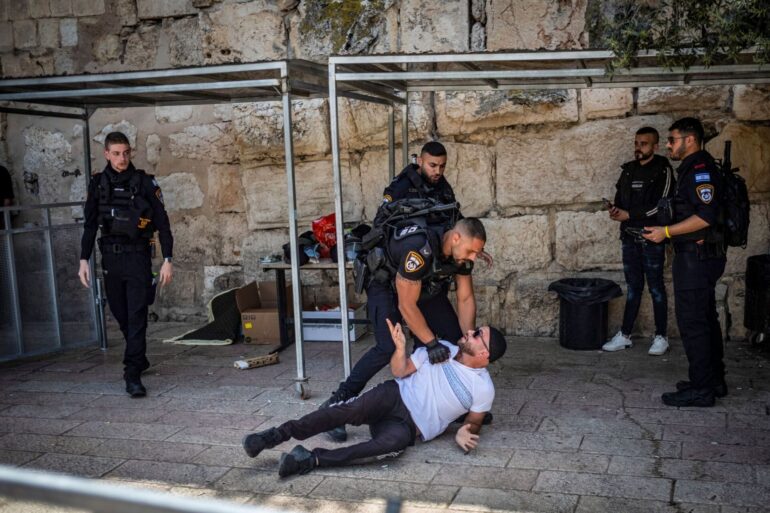 Israelische Sicherheitskräfte nehmen einen muslimischen Mann in der Altstadt von Jerusalem fest. Die Sorge vor einem iranischen Vergeltungsschlag auf israelisches Territorium wächst.