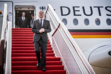 Bundeskanzler Olaf Scholz (SPD) steigt am Flughafen von Chongqing in China aus dem Flugzeug.