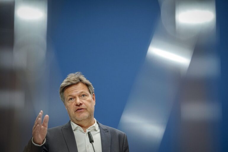 «Wir sehen heute, dass die Stromversorgung weiter sicher ist, die Strompreise auch nach dem Atomausstieg gefallen sind und die CO2-Emissionen ebenfalls runtergehen», sagt Robert Habeck (Bündnis 90/Die Grünen).