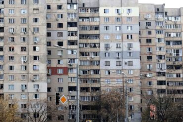 Ein Wohnblock in Charkiw ist nach einem russischen Angriff beschädigt.