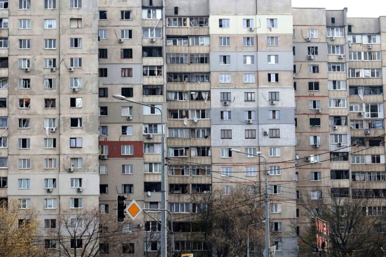 Ein Wohnblock in Charkiw ist nach einem russischen Angriff beschädigt.