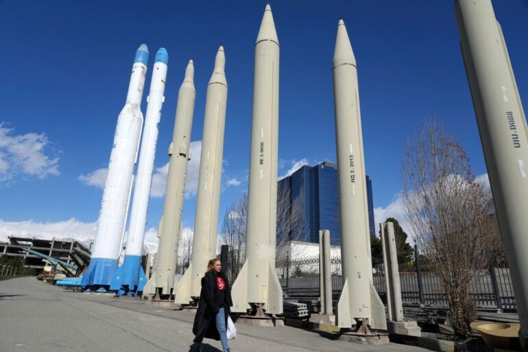 Dauerausstellung von im Iran produzierten Raketen und Satellitenträgern in einem Erholungsgebiet im Norden Teherans.