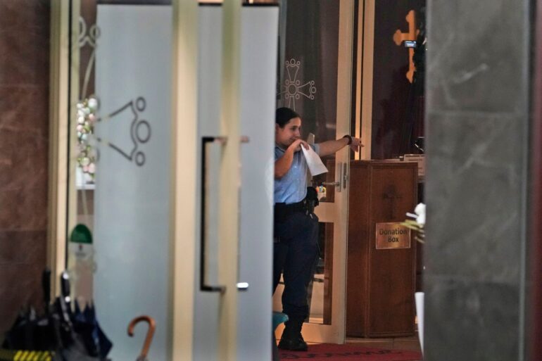 Eine Polizistin bei der Spurensuche in der Christ the Good Shepherd Church in Wakeley.