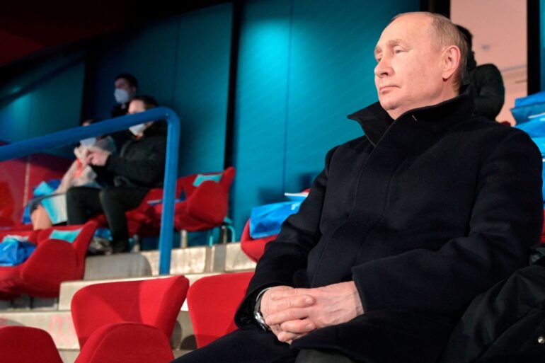 Wladimir Putin verfolgt die Eröffnungsfeier der Olympischen Winterspiele in Peking 2022.