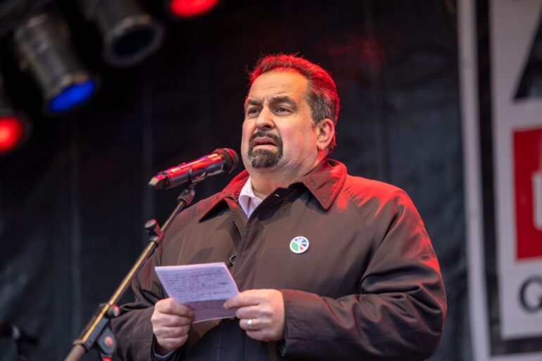 Die Passage im CDU-Grundsatzprogramm sei «ein weiterer Versuch der Christlich Demokratischen Union in trüben Gewässern zu fischen, um Muslime zu stigmatisieren», sagt der Zentralrats-Vorsitzende Aiman Mazyek.