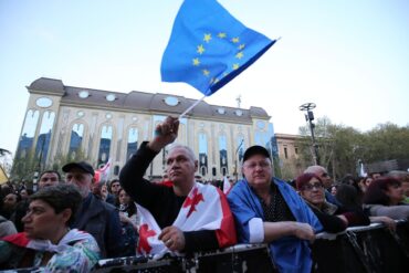 Mit EU- und Georgien-Flagge: Menschen protestieren in Tiflis gegen das umstrittene Gesetz.